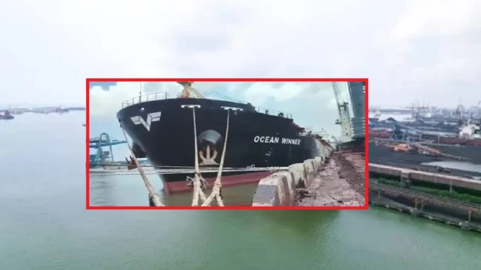 Cargo ship sinks near Paradip Cargo ship sinks near Paradip
