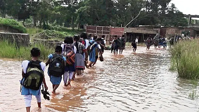 Hundreds of school students stranded Hundreds of school students stranded