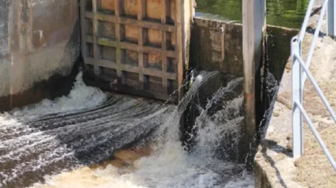 Crack in sluice gate in Jaleswar Crack in sluice gate in Jaleswar