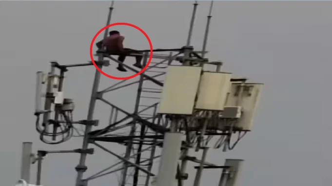 Man climbs mobile tower in Deogarh Man climbs mobile tower in Deogarh