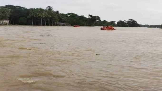 Youth jumps into river in Bhubaneswar Youth jumps into river in Bhubaneswar