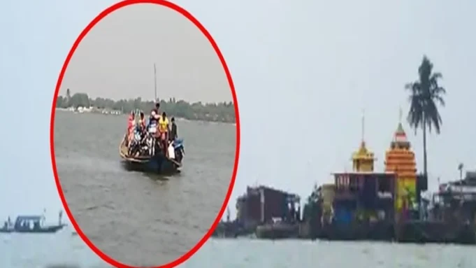 boat stuck in Chilika boat stuck in Chilika