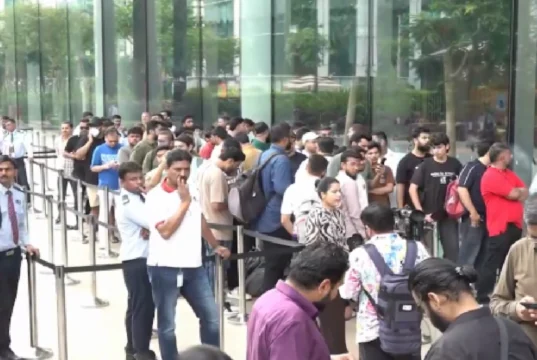 iPhone 18 series sale started in India today, serpentine queues seen in malls since dawn iPhone 18 series sale