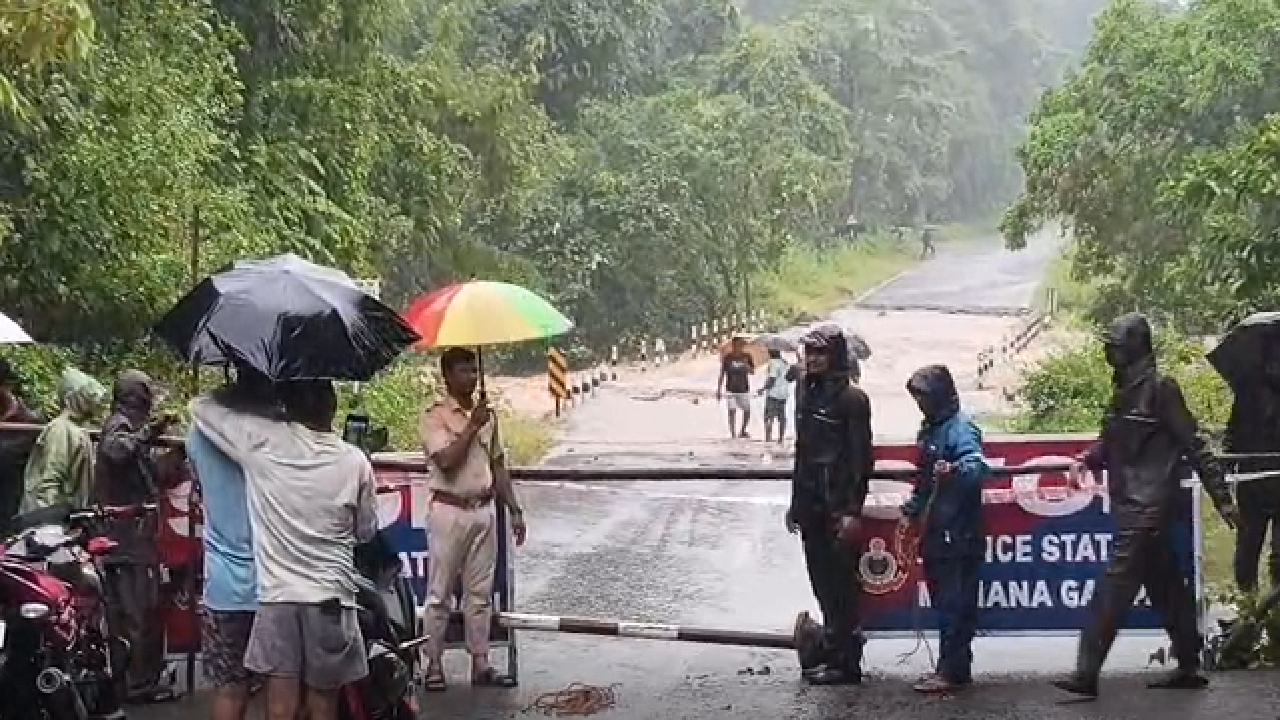 National Highway No. 326 closed National Highway No. 326 closed